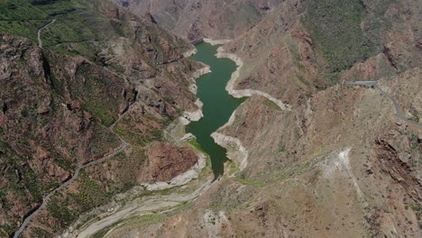 vue aérienne en orbite au-dessus du barrage de parralillo et où le point de vue du moulin peut être vu