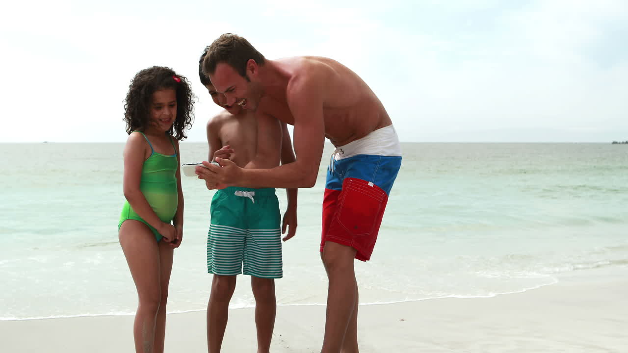 padre tomando fotos de sus hijos