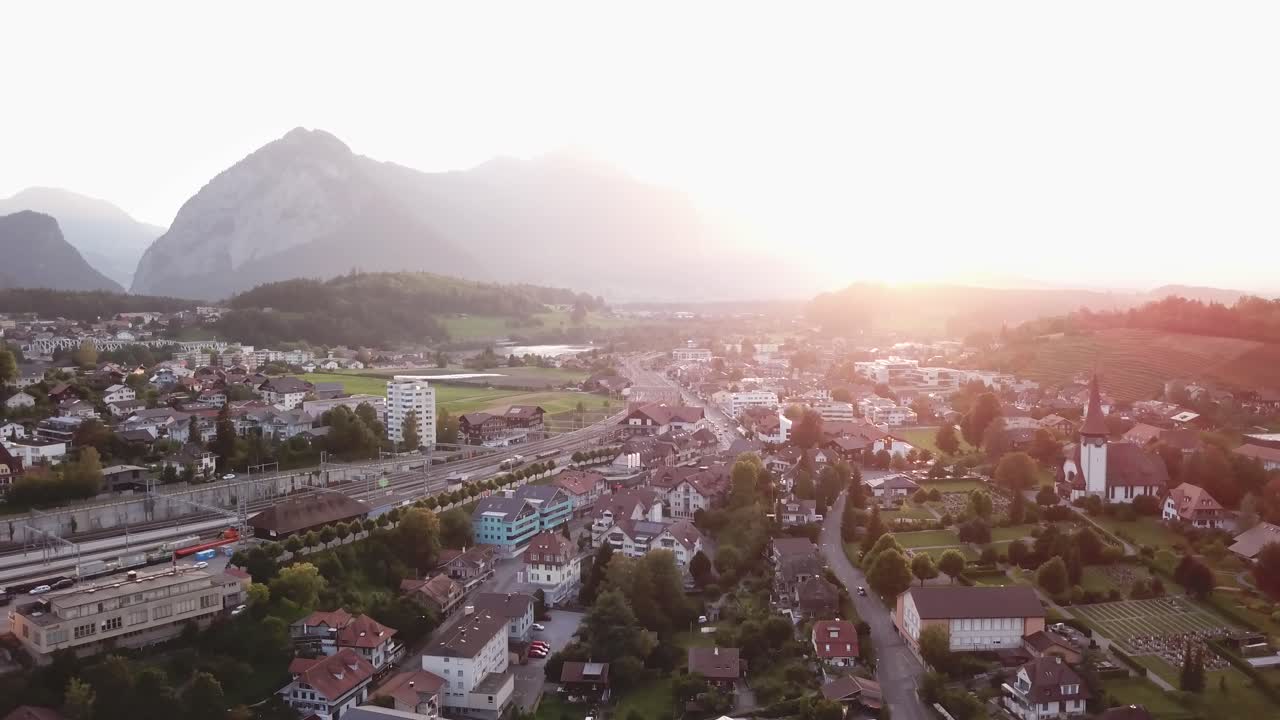 Spiez, Thunsjøen i Berner Oberland. Byutsikt med solnedgang.