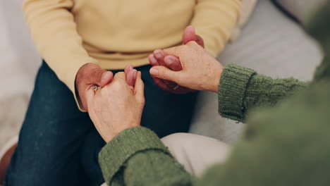 pareja, amor y tomarse de la mano para la empatía