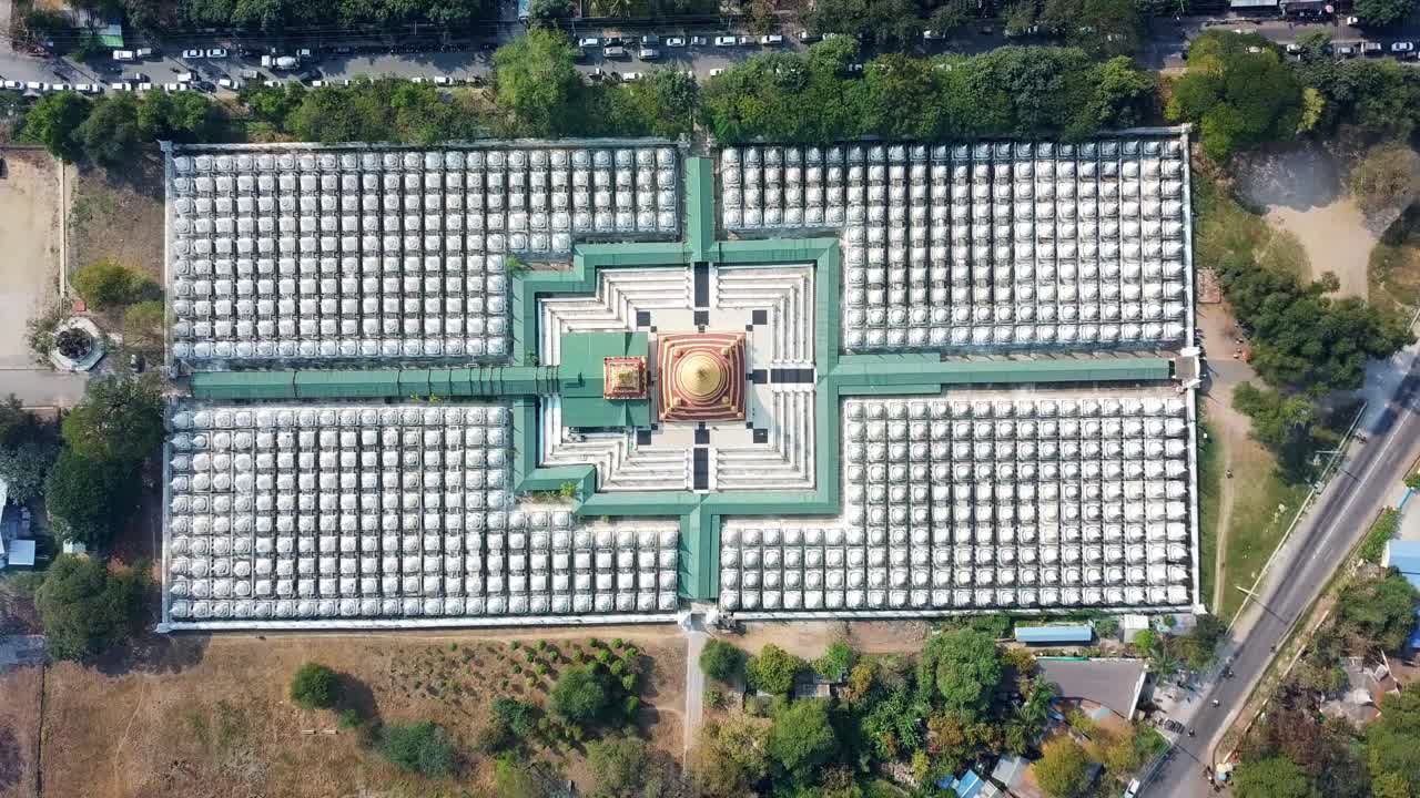 미마의 만달레이에 있는 도와 파고다 (kuthudai pagoda) 는 세계에서 가장 큰 책을 담고 있는 729개의 색 사원들로 둘러싸여 있으며, 대칭적인 배열의 중앙에 황금 스투파가 있습니다.