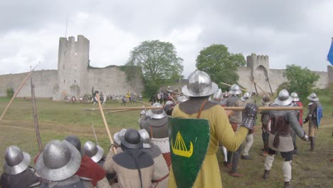 batalla de visby caballeros luchando espadas medievales arqueros caballos matanza grito de batalla paredes del castillo