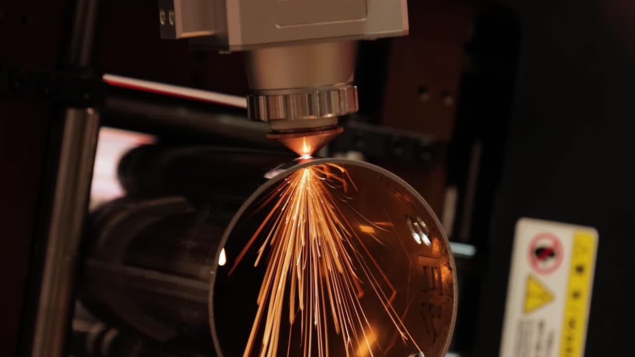 corte con láser y gas de metal, tecnología industrial moderna.