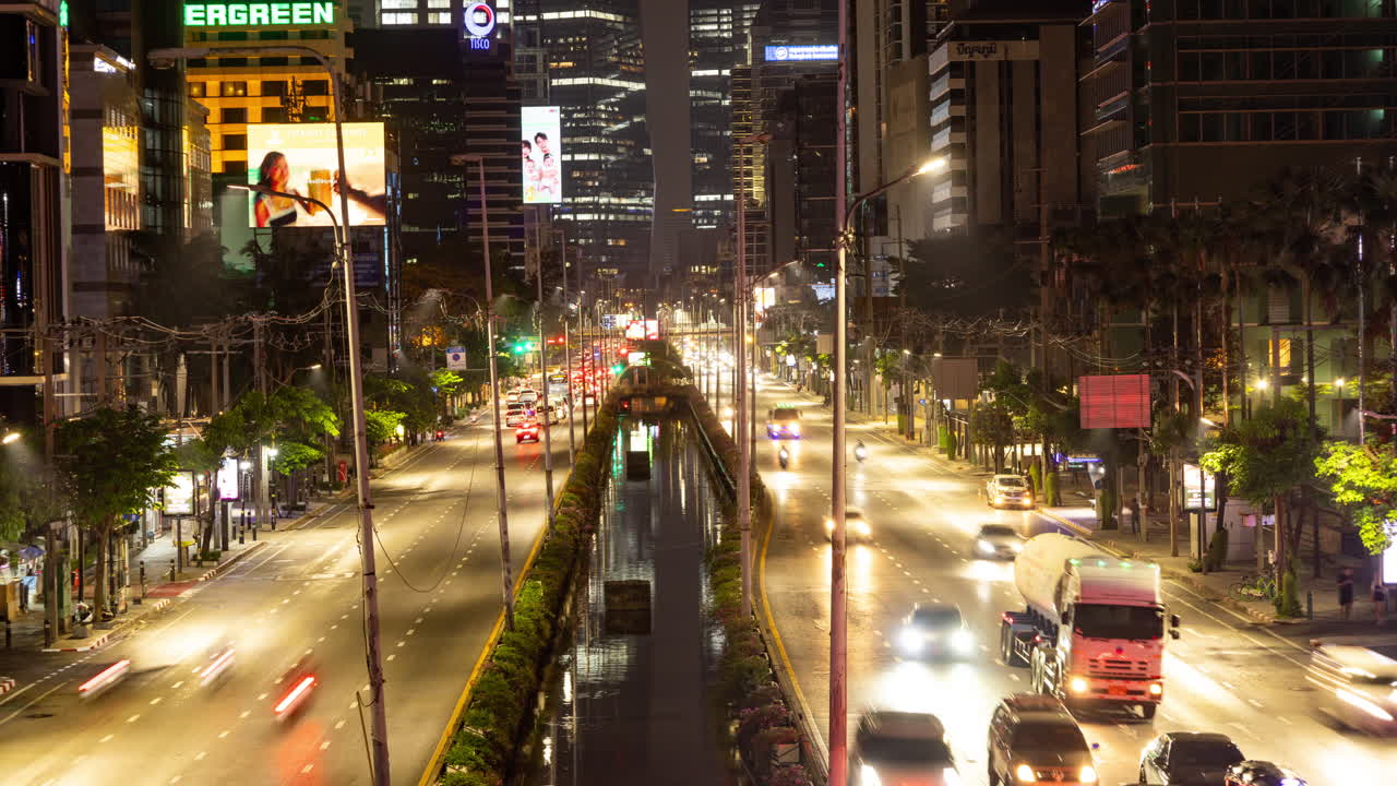 timelapse of rush hour traffic in central bangkok at night
