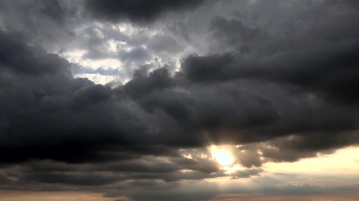 Dramatiske solnedgangsskyer bevæger sig hen over himlen