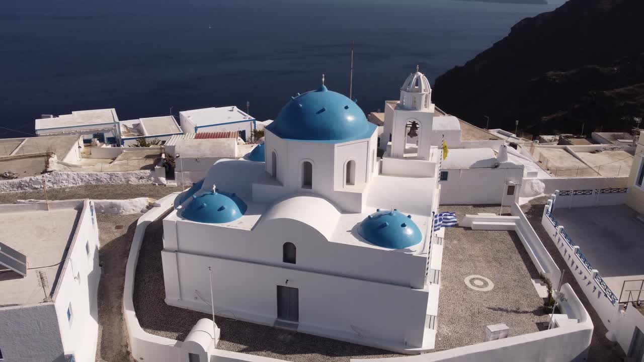 imágenes aéreas casas blancas y cúpula azul iglesia ortodoxa griega, santorini thirasia