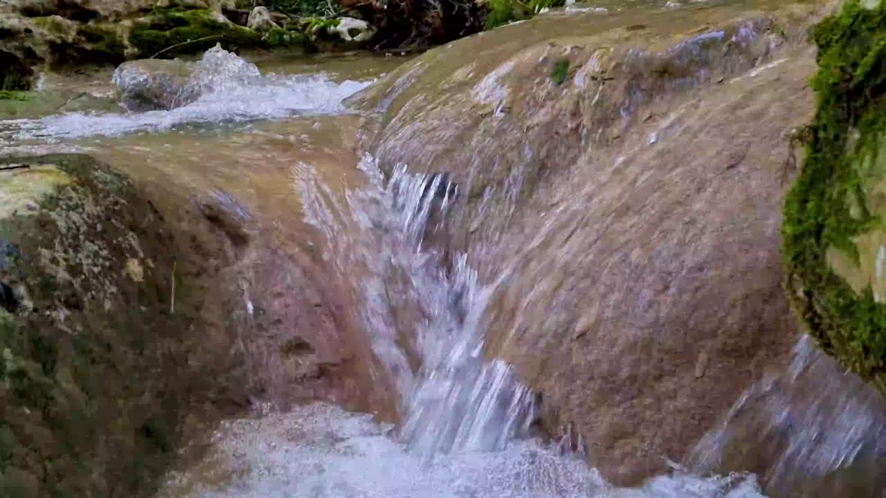 río en el bosque en el pueblo de kyprianades corfú grecia