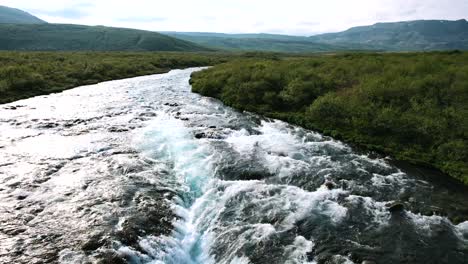 Gletscherwasserfall-Bruarfoss-Luftaufnahme-Island-Sommertag-Voll