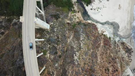 Autos-Fahren-Auf-Der-Bixby-Creek-Bridge-Und-Der-Big-Sur-Küstenstraße,-Kalifornien