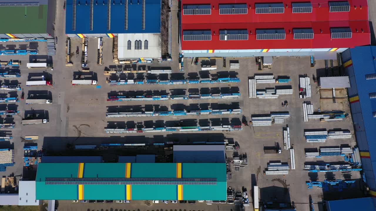 vista aérea de un semirremolque con remolques de carga parados en rampas de almacenes para cargar y descargar mercancías en el gran parque logístico con centro de carga
