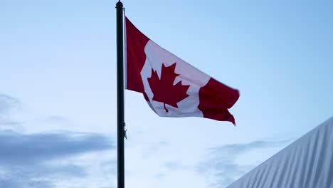 Bandera-De-Canadá-Ondeando-Al-Viento-En-Victoria,-Columbia-Británica,-Canadá