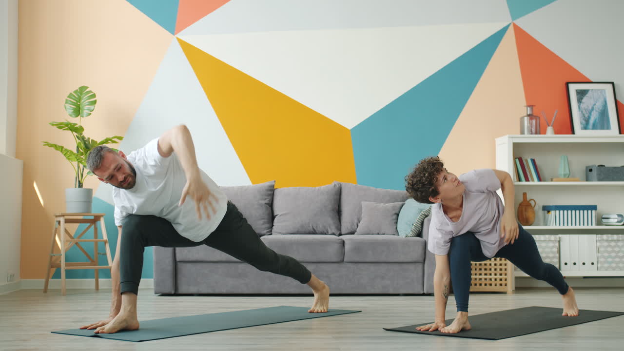 pareja practicando yoga en casa