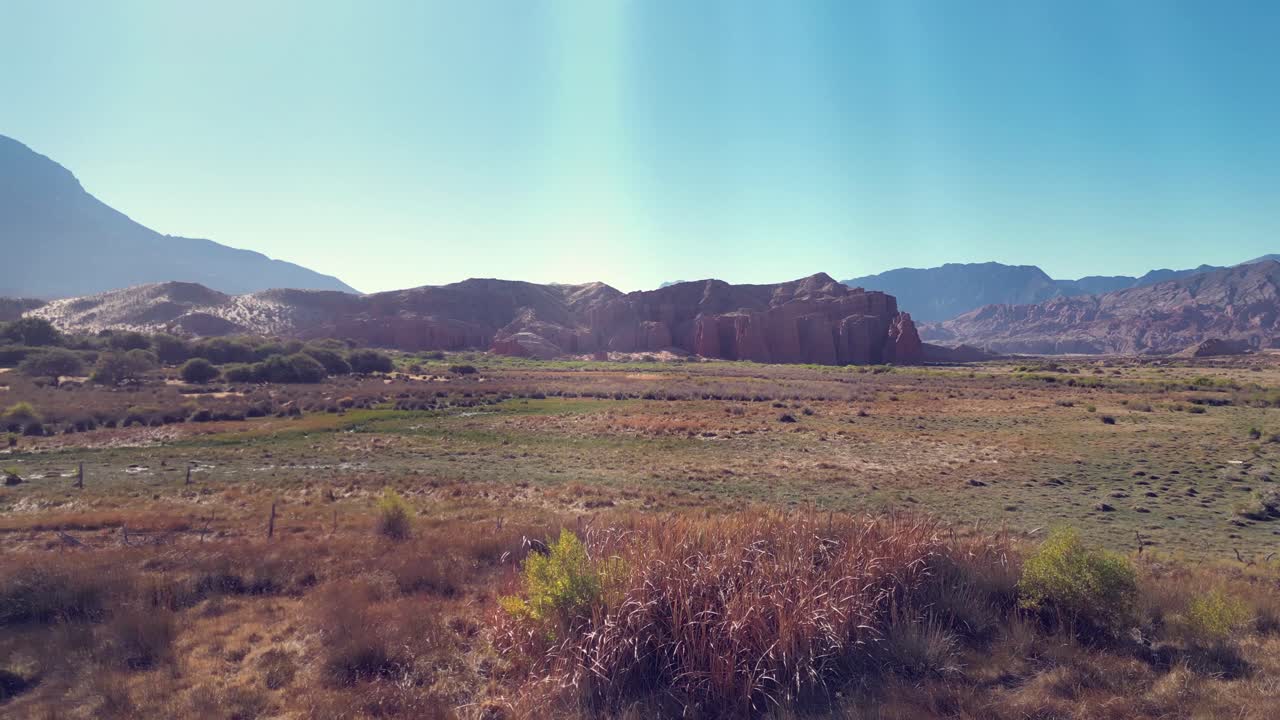 Vue panoramique d’une vallée désertique aride avec des montagnes et un ciel dégagé
