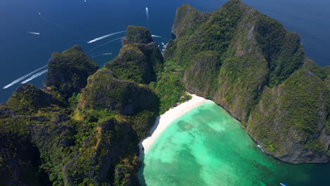 Volando-Sobre-La-Hermosa-Y-Exótica-Playa-De-Maya-Bay-En-Tailandia