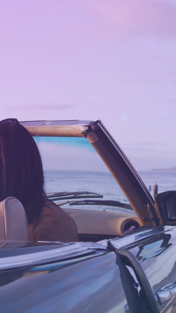 animación de feliz diversa bajando del cabriolet