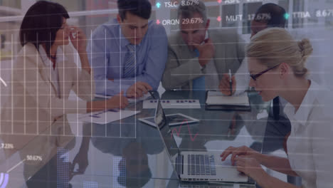 procesamiento de datos del mercado de valores sobre un grupo de diversos empresarios que trabajan juntos en la oficina