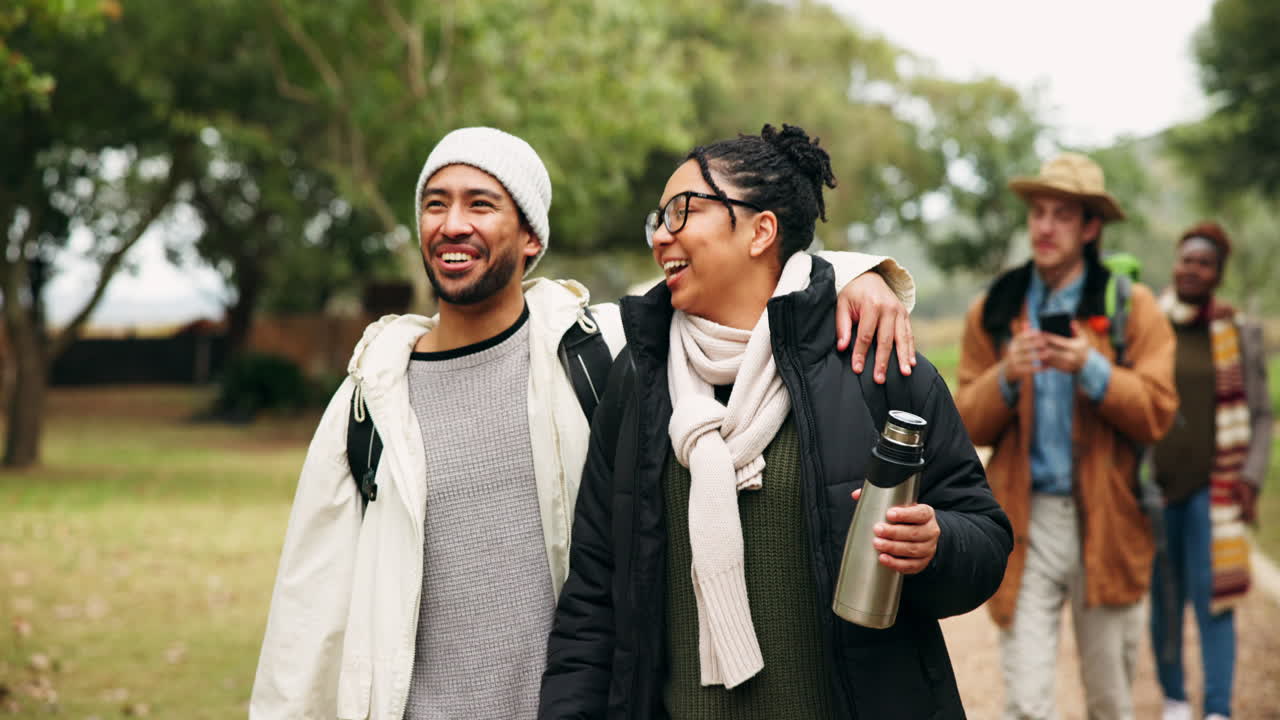 캠핑 그룹, 대화 및 몇 명의 친구