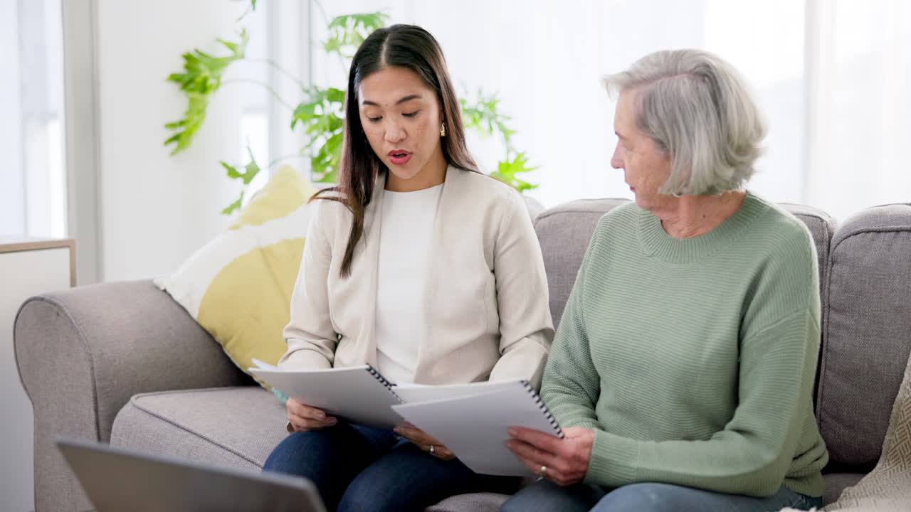 고위 여성, 보험 에이전트
