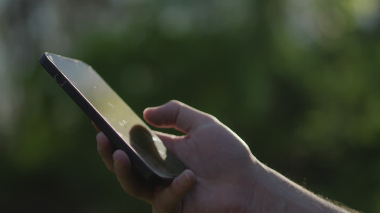 mano sosteniendo un teléfono