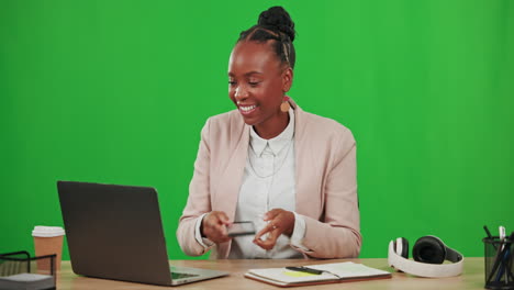 Computadora-Portátil,-Llamada-Telefónica-Y-Mujer-Negra-Escribiendo-En-Verde