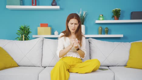 mujer joven con problemas psicológicos sola en casa.