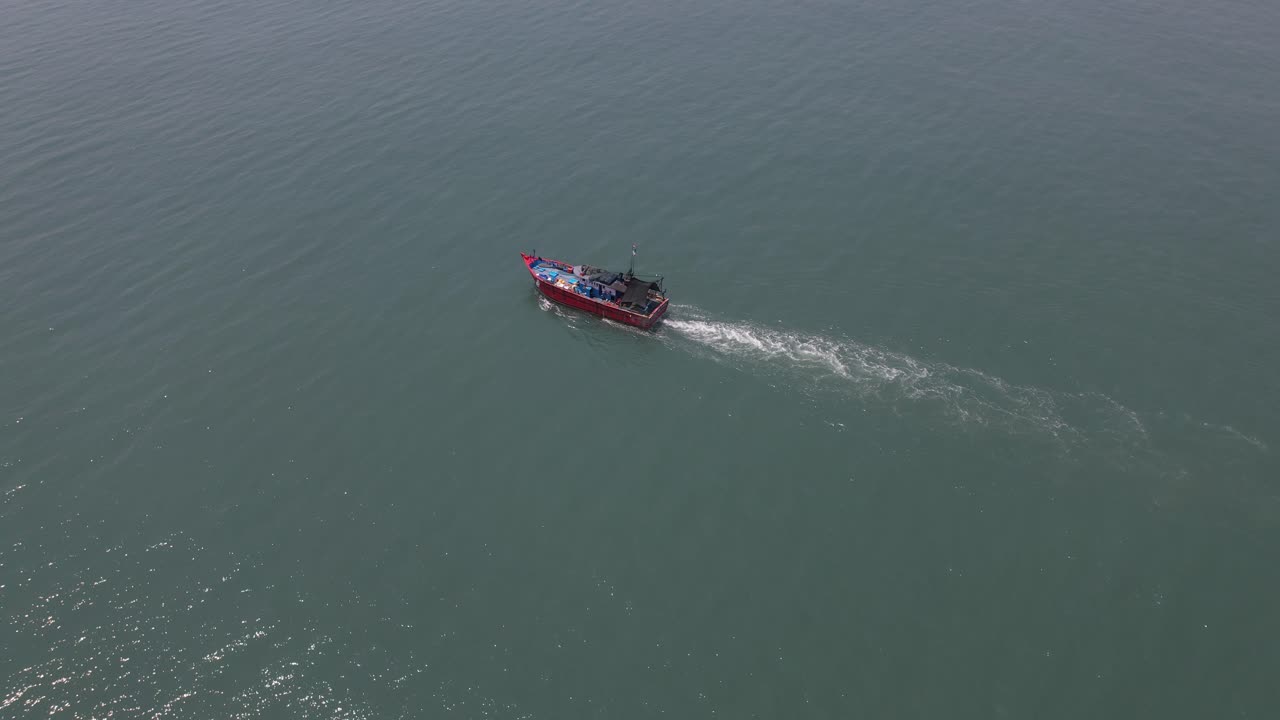 바다 한가운데 에 있는 외로운  ⁇ 시 선박 의 공중 드론 촬영
