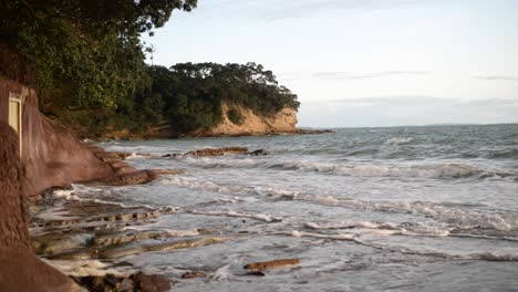 toma en cámara lenta de las olas rompiendo en el