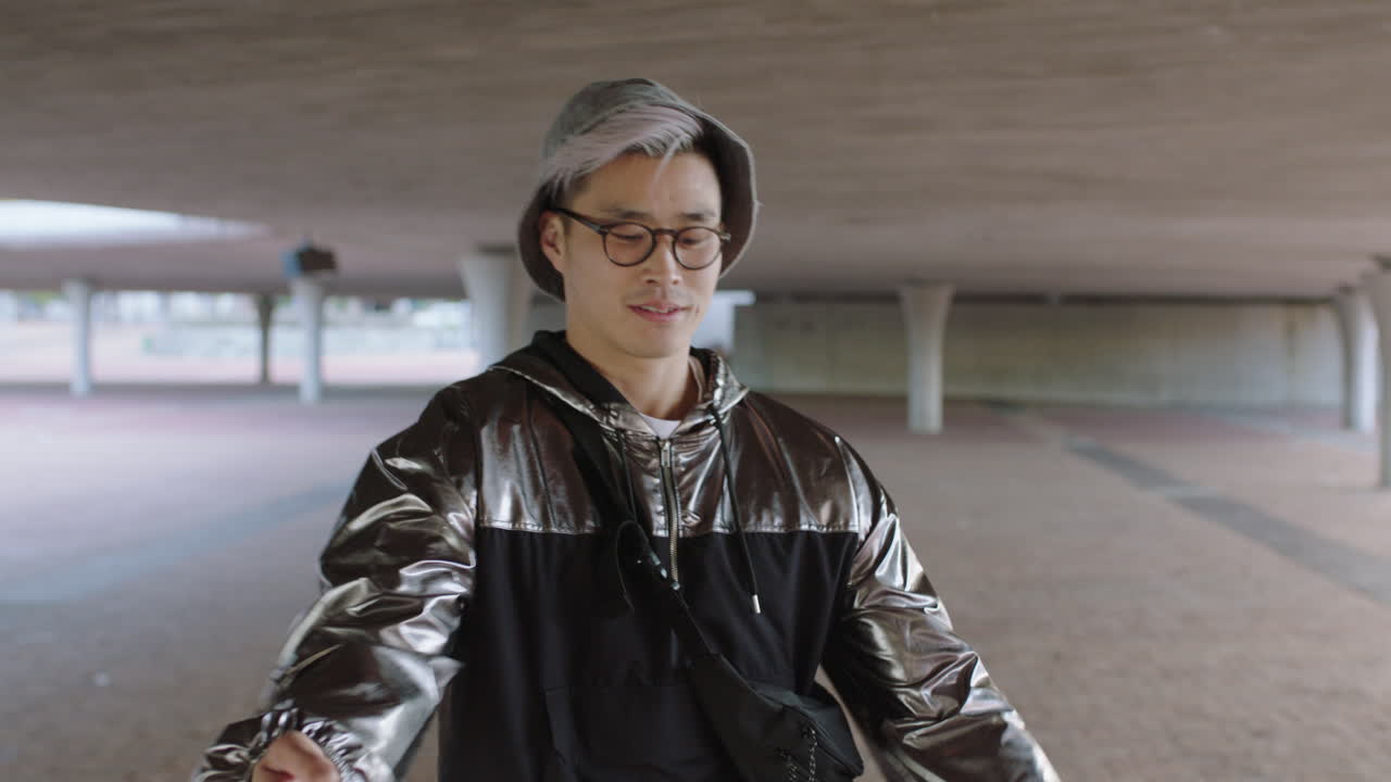 retrato de un atractivo joven asiático estudiante bailando feliz individuo auténtico