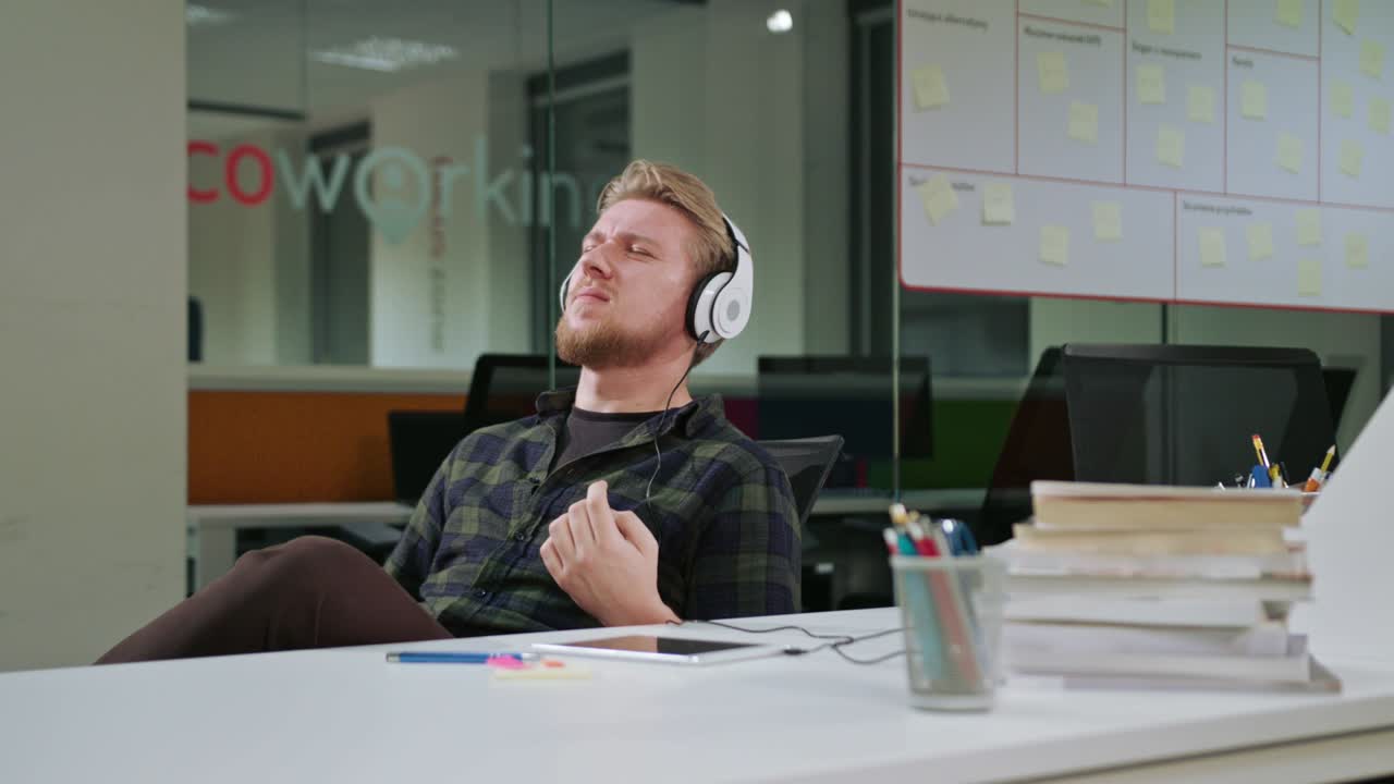 молодой человек слушает музыку в помещении