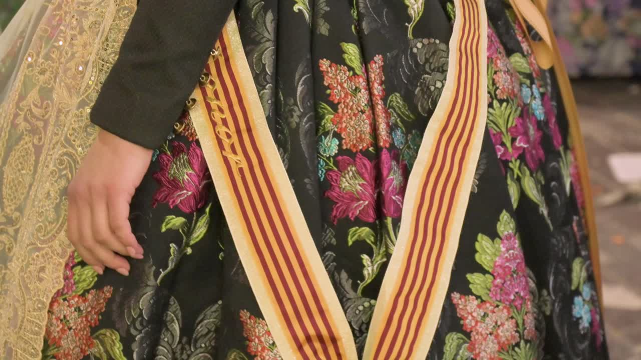 Dettaglio di una donna che indossa l'abito tradizionale per la festa delle Fallas a Valencia, Spagna.