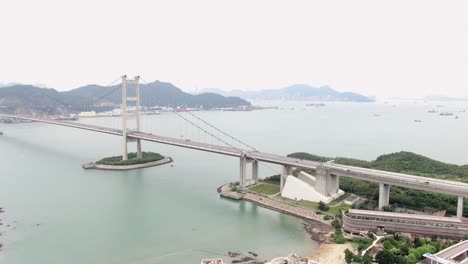 pan derecha vista aérea de la bahía y los puentes de hong kong