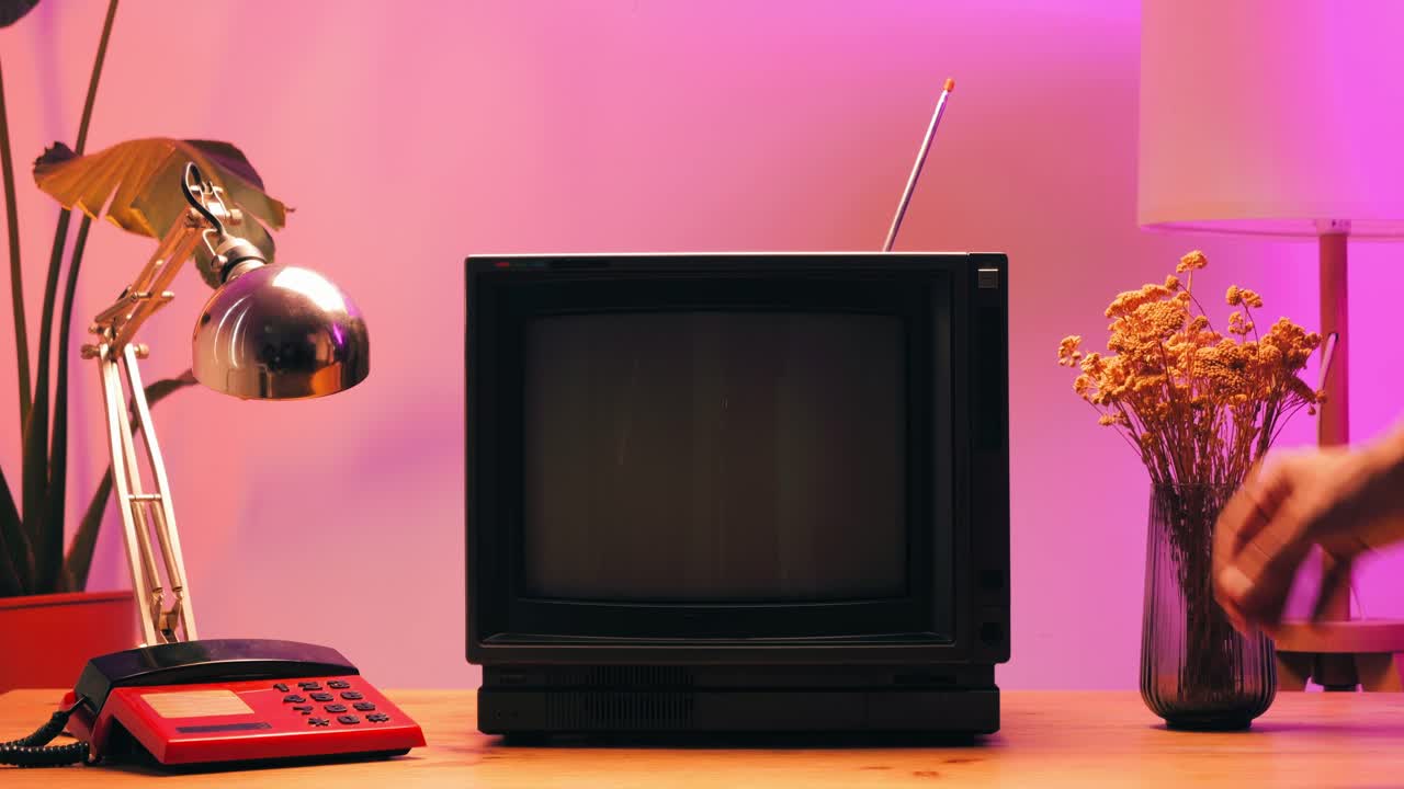 레트로 tv, 노스탈기적인 설정으로 빈티지 tv, 레트로 tv는 화면에 곡물을 표시합니다, 무서운 할로윈 밤 장치, 크로마 키 및 그린 스크린에 좋습니다.