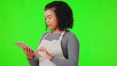 Tablet,-Tippen-Und-Frau-In-Einem-Studio-Mit-Grün