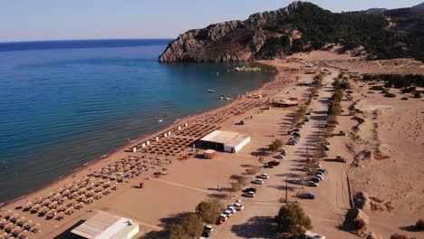 Restaurants-Und-Geparkte-Autos-Am-Berühmten-Tsambika-Strand-Auf-Der-Insel-Rhodos-In-Griechenland