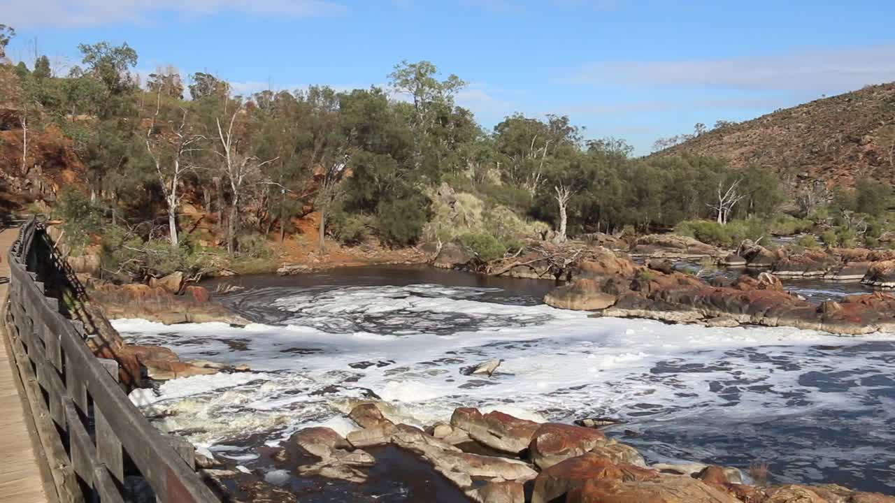bells rapids perth, vista desde el puente de madera - río cisne que fluye rápido