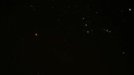 el cielo nocturno es un escaparate de estrellas y constelaciones centelleantes, especialmente cuando no hay luces artificiales compitiendo