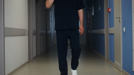 병원 복도 에서 고 있는 의사