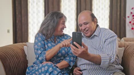 Altes-Indisches-Paar,-Das-Per-Videoanruf-Mit-Kindern-Spricht