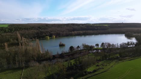 Estanque-De-Damierre-Sur-Avre-Y-La-Campiña-Circundante,-Francia