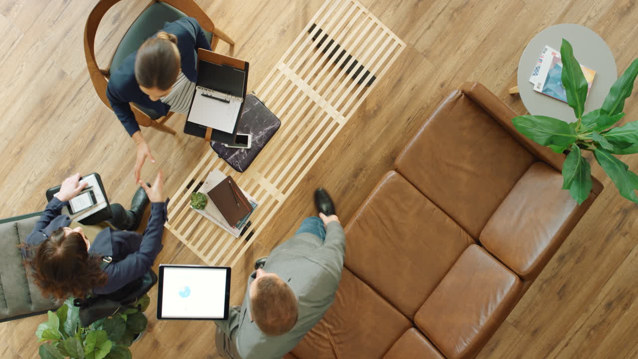 vista de cima, pessoas de negócios ou aperto de mão em reunião