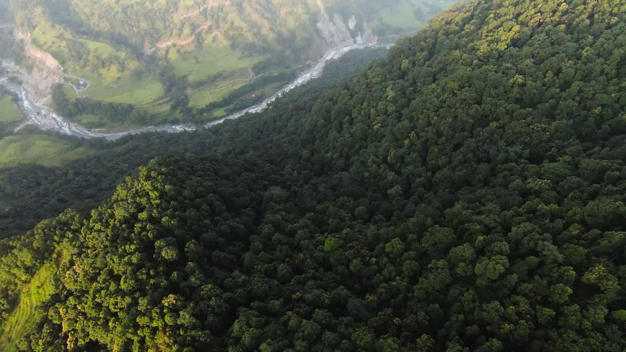 descenso rápido sobre una montaña con un río y un valle entre cadenas montañosas