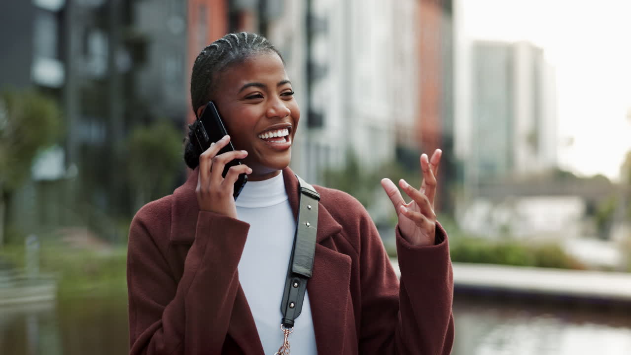 mujer en el teléfono en la ciudad