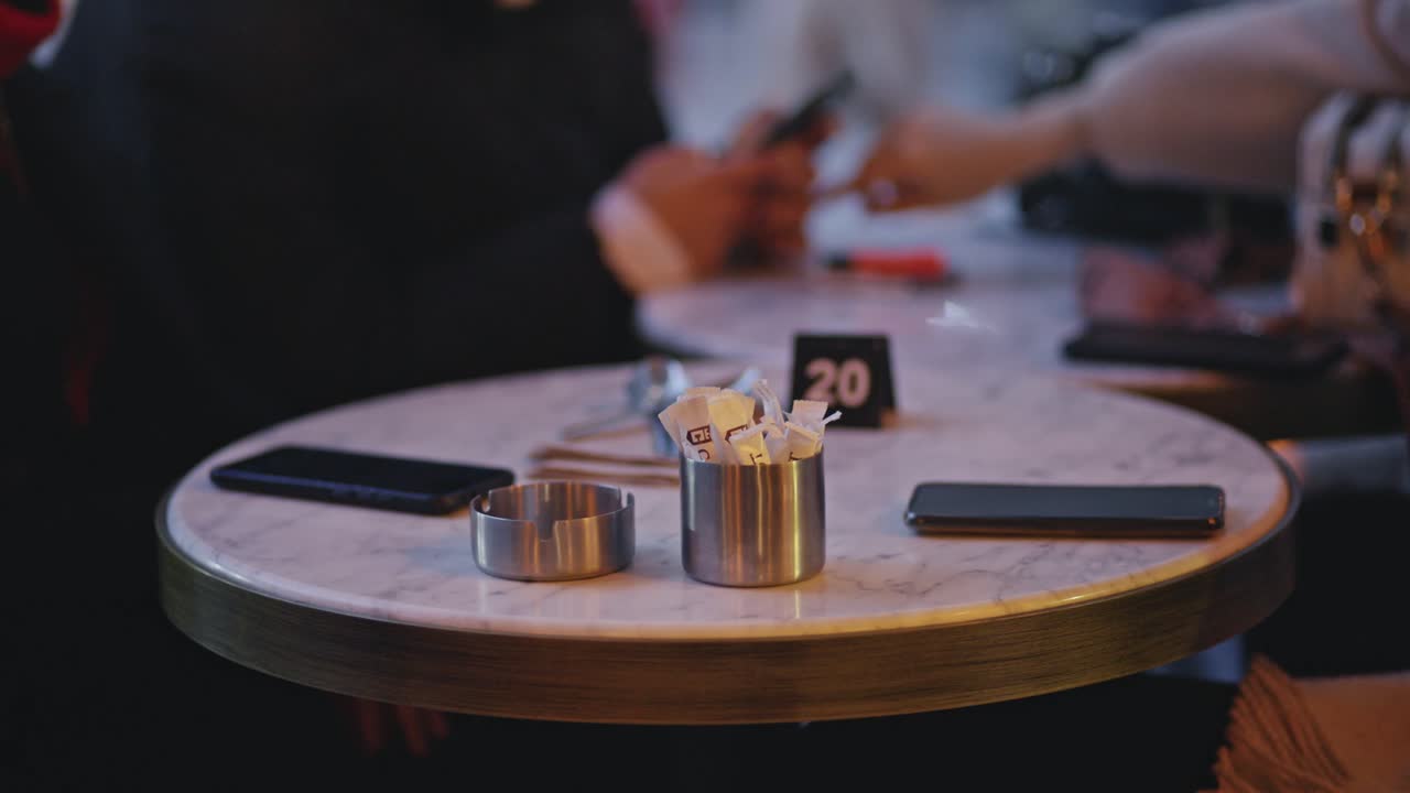 젊은 여성들이 스마트폰으로 채팅하고 있습니다.