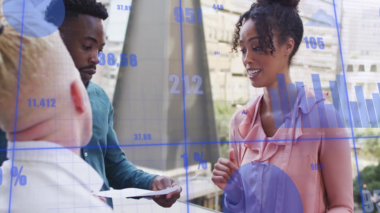 Animation de plusieurs graphiques avec des chiffres changeants, divers collègues discutant de rapports au bureau