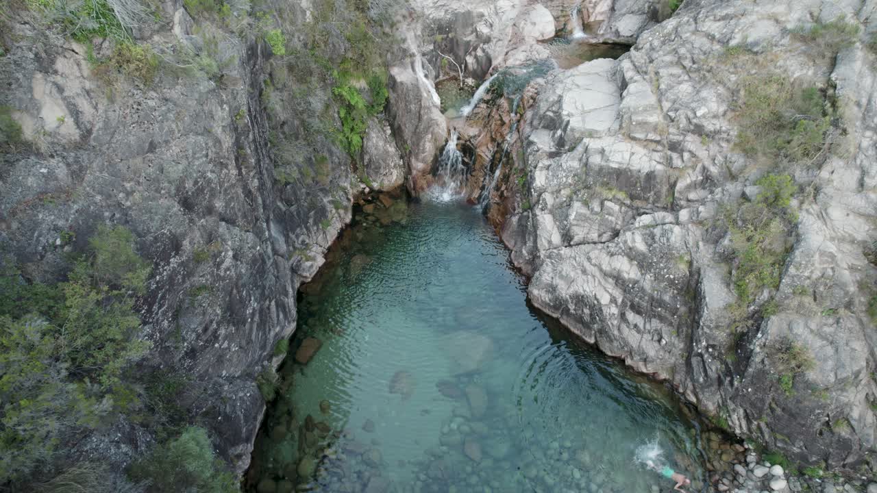 cascata da portela do homen cascada, agua de piscina cristalina, parque nacional de gerês, portugal