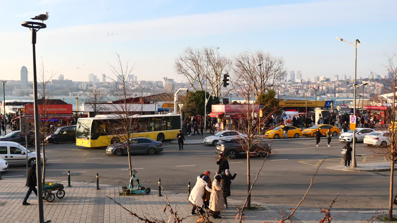 페리 터미널과 함께 이스탄불 도시 거리 장면