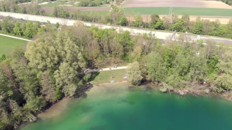 Lago-Feringasee-En-Munich-Alemania-Con-Un-Dron-Hecho-En-4k-30fps