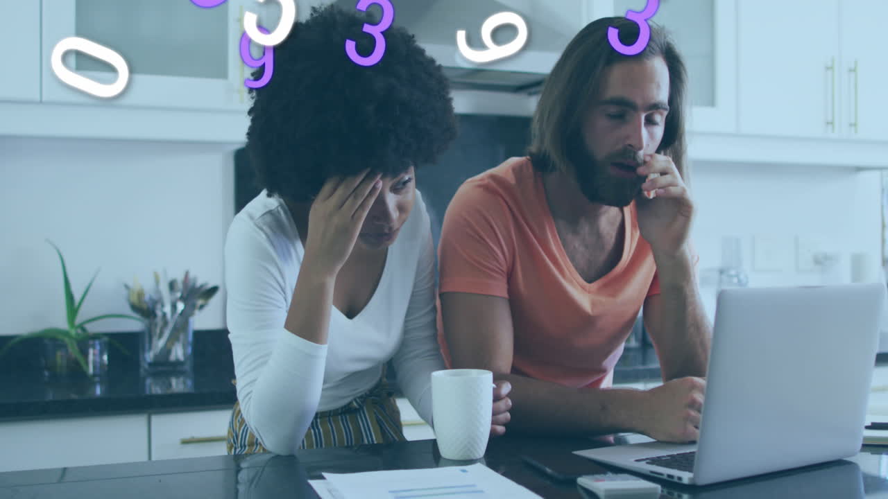 animación de números que cambian en una pareja diversa usando una computadora portátil