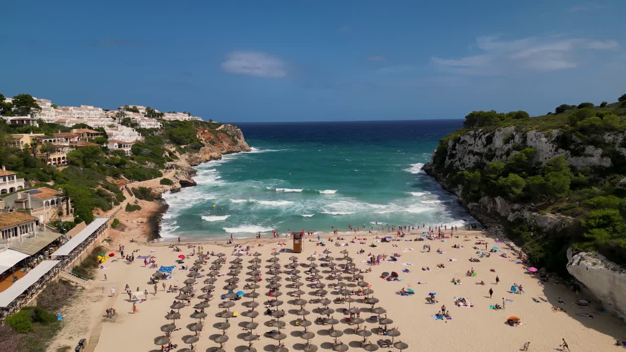 прекрасный средиземноморский пляж с белыми домами и волнами