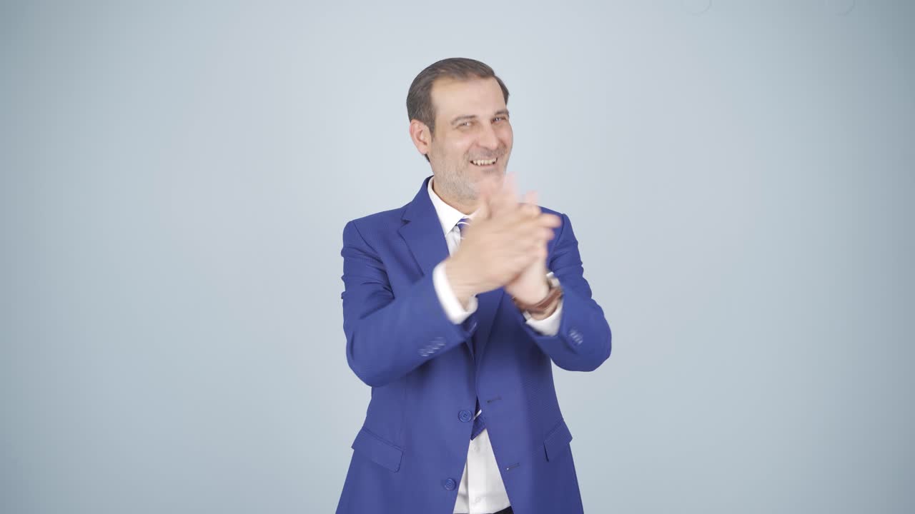 un hombre de negocios aplaudiendo.